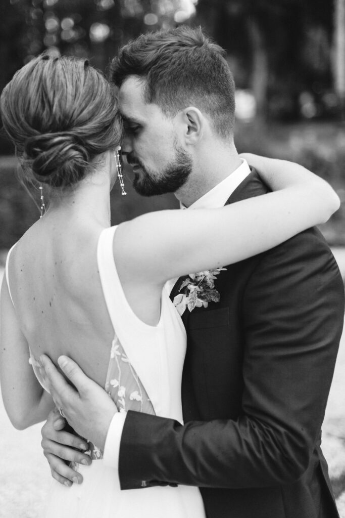 photo de couple en noir et blanc wedding planner lyon rhone alpes provence